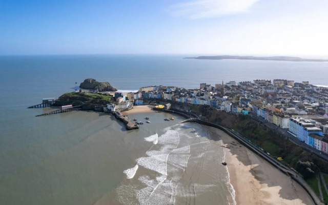 Tenby Studio Apartment - Stroll to Beach and Town