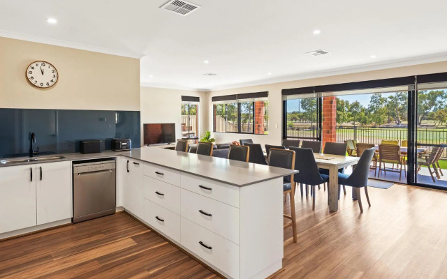 The Links - fairway views, walk to town, air-con