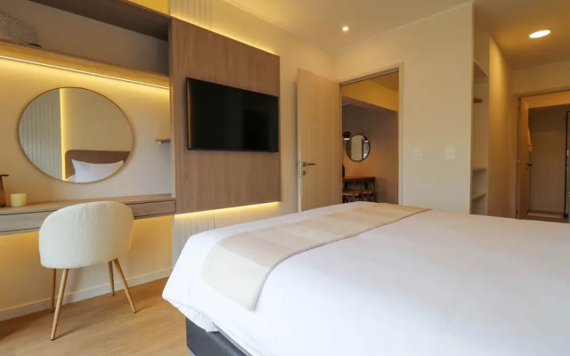 w Elegant 2BR w Balcony Near Larcomar