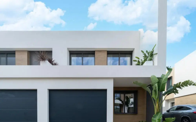 Sunny Villa by Platja Ardiaca