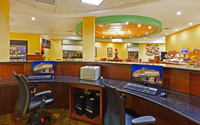 Holiday Inn Express & Suites Greensboro-(I-40 Wendover), an IHG Hotel