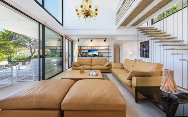 New Luxury Villa First Sea Line Private Pool & 1min Beach - Villas_and_Bungalows in Alcudia - Photo 2