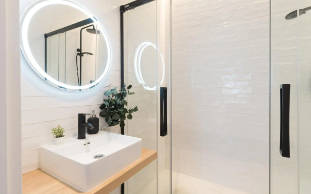 Amplio y moderno apartamento con tarima refrescante by Staynnapartments