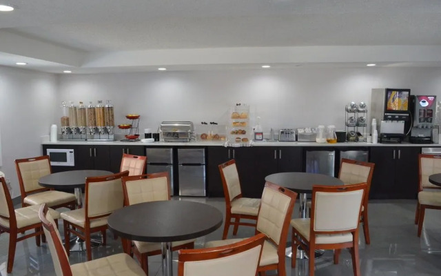 Econo Lodge Inn & Suites