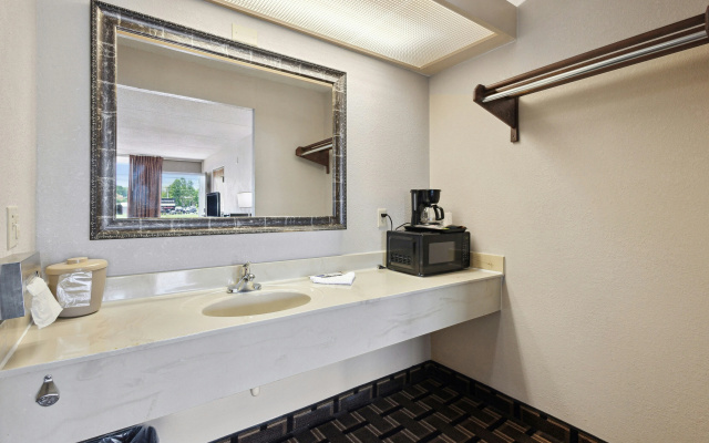 Relax inn by OYO Greeneville Near Hwy US-321