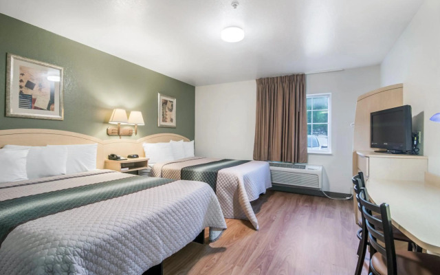 HomeTowne Studios & Suites by Red Roof Bentonville