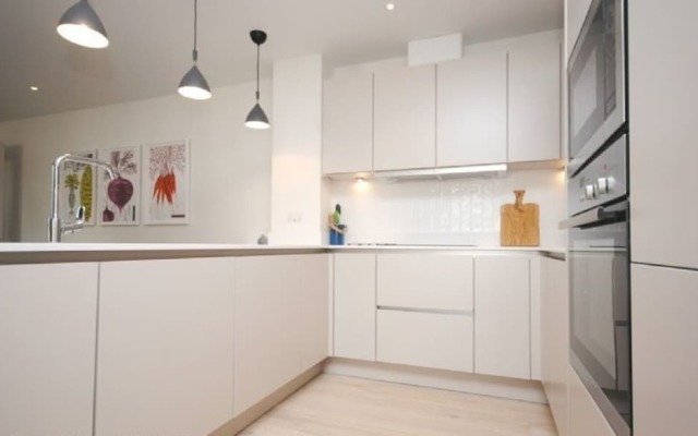 8 The Salterns, Chichester 402400