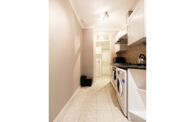 Bright and Spacious Flat in London - Sleeps 4