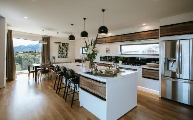 Mt Gold Haven - Sleeps 8 - Lake & Mountain Views