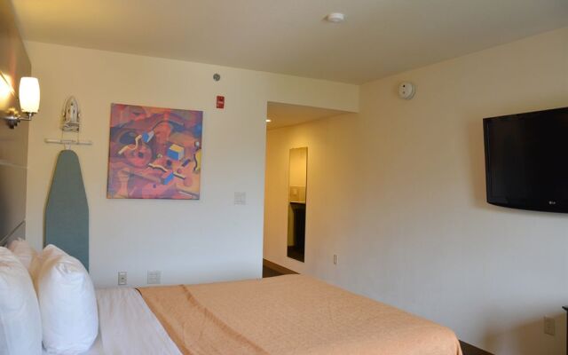 Days Inn & Suites Milwaukee