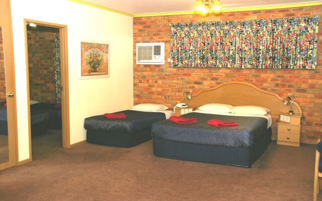 Pines Country Club Motor Inn