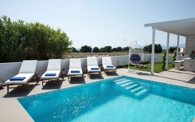 Seabreeze Villa - with Jacuzzi & heated pool