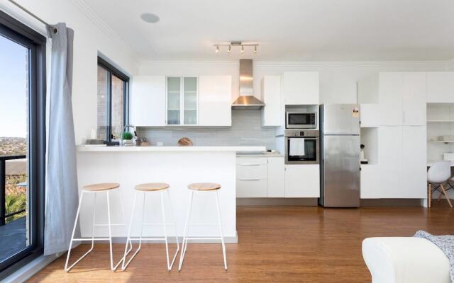 Beachside Apartment with Stunning Views & Parking