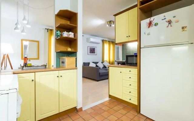 Downtown urban flat for 4 people in Plaka