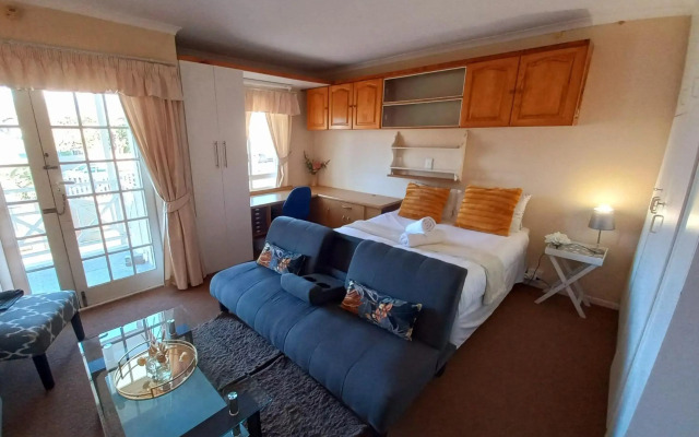 Cozy Strand Beach Getaway - Studio Apartment