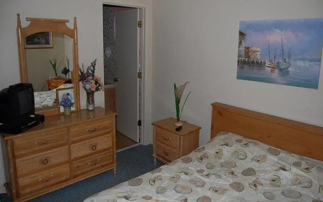 Guest G 61 4 Br Cottage by RedAwning