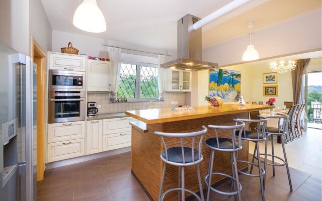 Amazing Home in Zagreb With 4 Bedrooms, Wifi and Jacuzzi