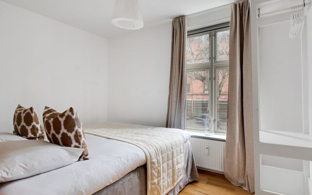 Sanders Constantin - Chic 2-bdr Apt With Balcony
