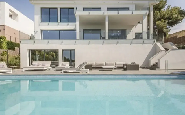 Luxurious Panoramic Spa Villa