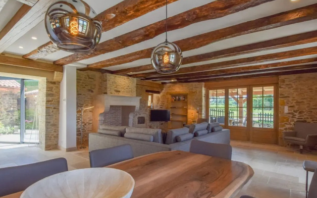 Hilltop Cottage With Pool