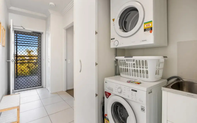 Birtinya 1-bed With Canal Views and Pool