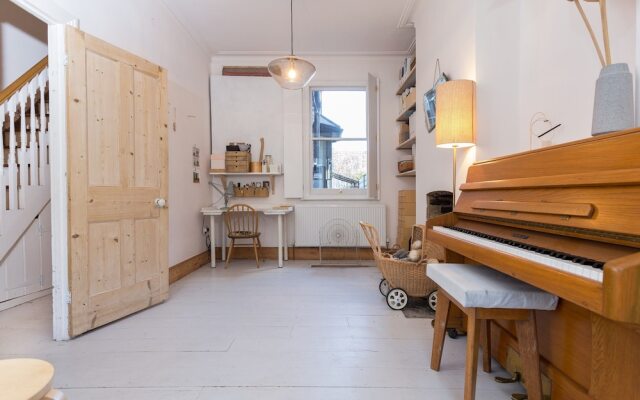 3 Bedroom Home in East London Accommodates 7