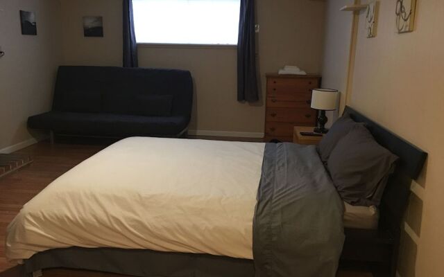 Brighton Retreat (Walk to Metro)