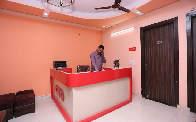 OYO 28172 Hotel Golden Palace