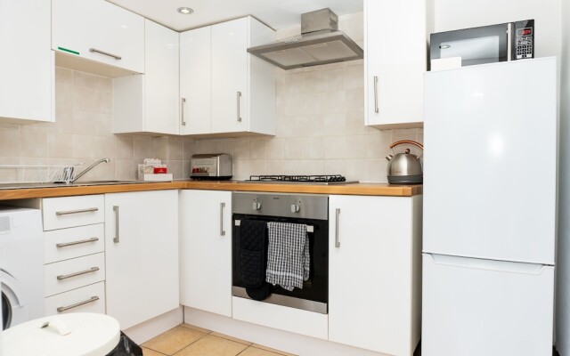 Comfy, 2 Bed House, Sleeps 6 with Garden and Free Parking in Cheltenham