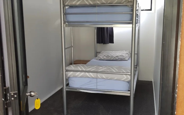 Tidewater Motel and Tourist Park - Hostel