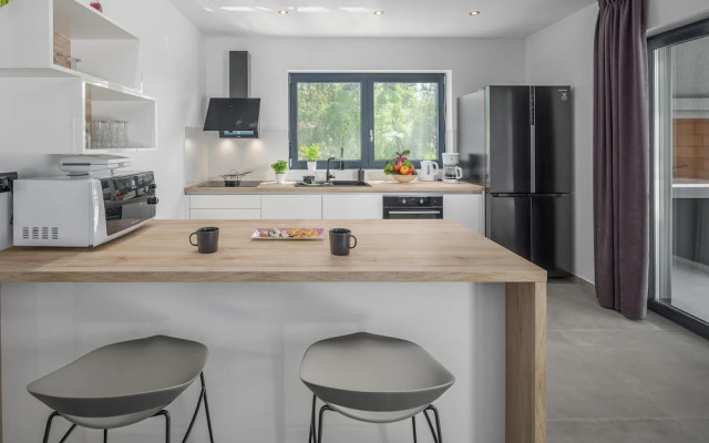 Beautiful Home in Rebici with Hot Tub, Sauna & 4 Bedrooms