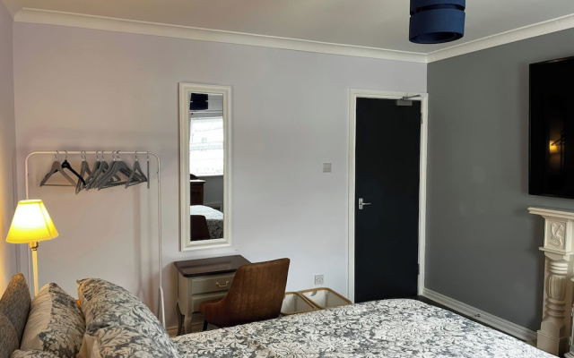 Shalom Apartment 98B