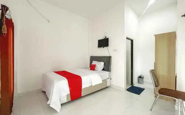 RedDoorz near Siloam Hospital Mataram