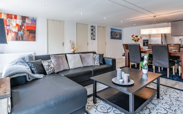 Modern Holiday Home in Badhoevedorp near the Lake