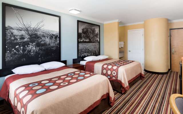 Super 8 by Wyndham Midland