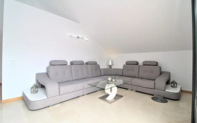 Living Apartment With Private Pool, Jacuzzi and Gym