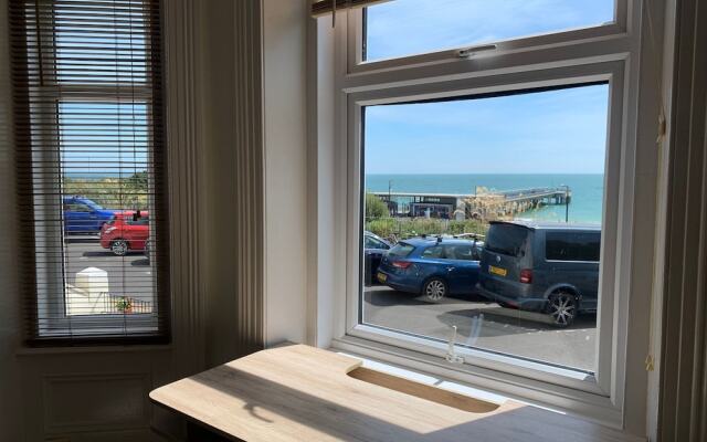 Beach Front 2-bed Apartment With Deck & BBQ