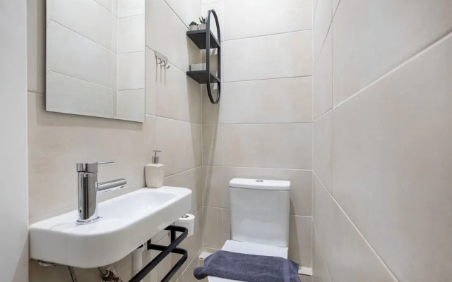 Glimmer 2-Bedroom Apartment in Athens