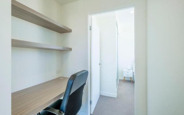 AirTrip Apartments on Doggett Street