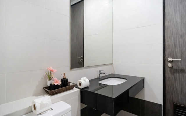 Vibrant Beach Life at Kata Villa UTK4