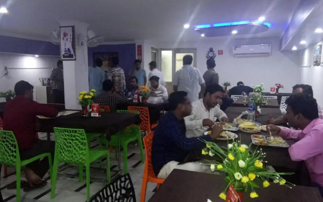 OYO 8743 Hotel Ravi Palace