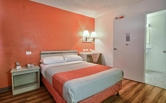 Motel 6 Fresno - Blackstone South