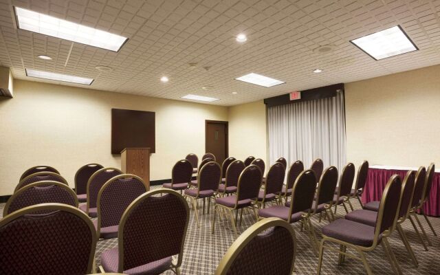 HomeTowne Studios by Red Roof & Conference Center Cortland