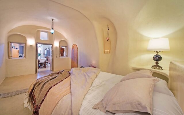 Real Santorini Cave House far From the Crowds