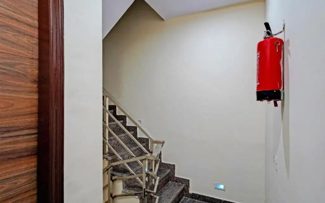 OYO 85695 Royal Hotel