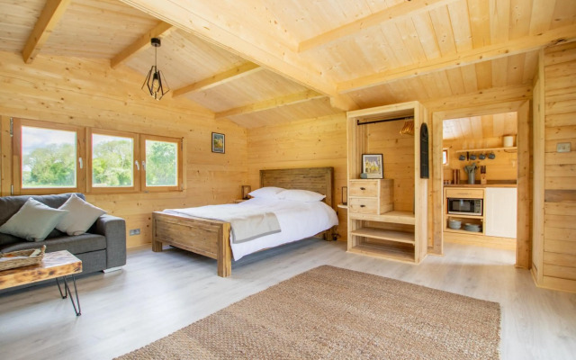 New Stunning Lake View Log Cabin With Hot Tub