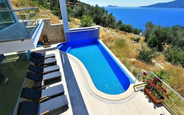 Villa Luminex by Akdenizvillam