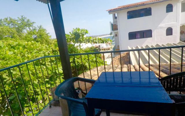 Mayflower Hotel & Hostal