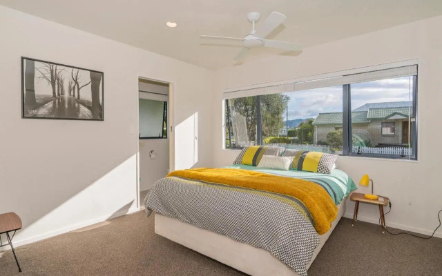 Sunlight Bach - Whitianga Holiday Home