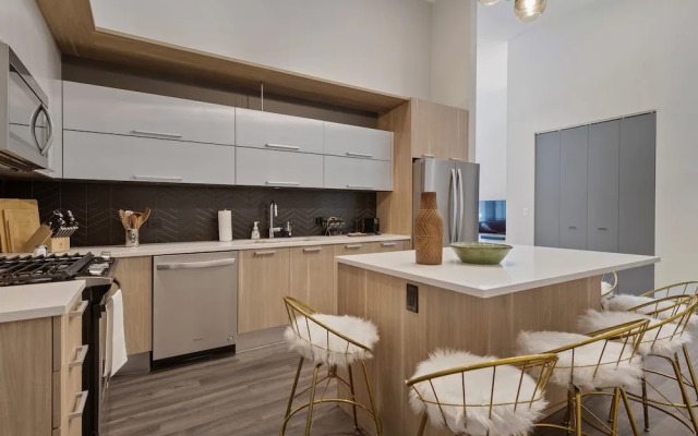 Downtown Charm 2BR Comfort Great Amenities